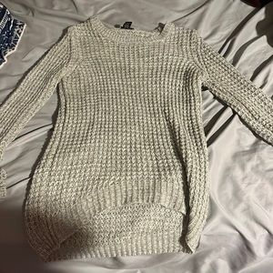 This is a long sleeve knitted shirt. it is grey. And it’s a size small